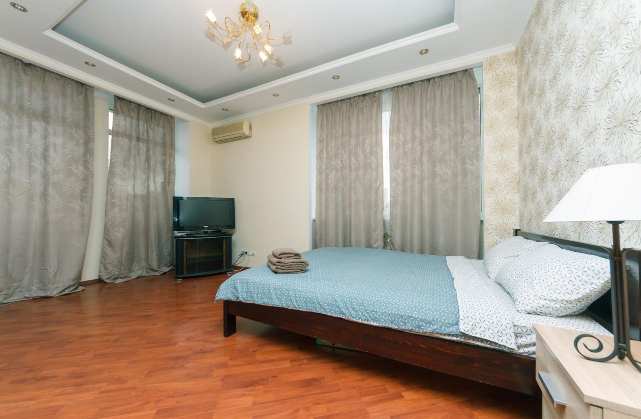 Two Bedroom Apartment On Kreschatik, Kyiv Center With Great View Exterior foto